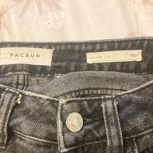 Pacsun Mom shorts dark gray with embroidered daisies size 23 - Picture 2 of 7